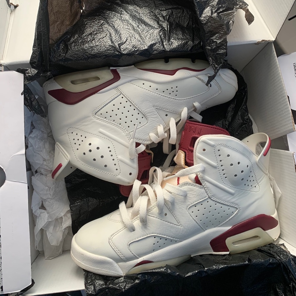 Air Jordan Retro Maroon 6s